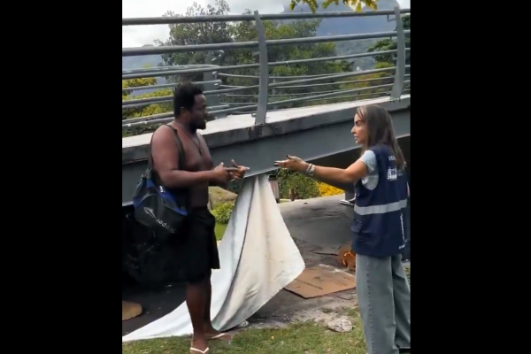 VÍDEO - Vereadora do PSDB tenta intimidar morador de rua e leva invertida