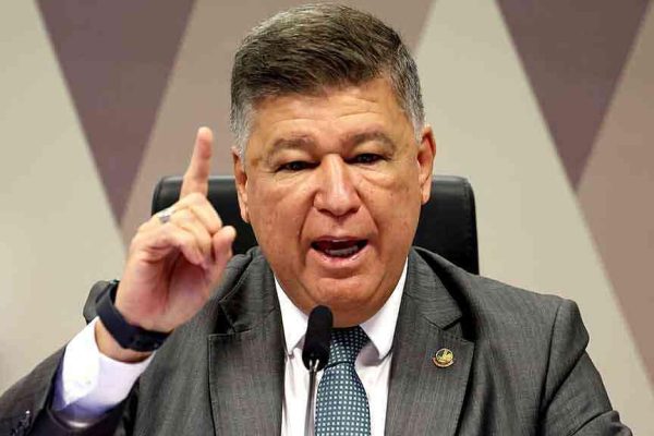 Presidente da CPMI do INSS recebeu R$ 100 mil de fazendeiro condenado por fraudar o INSS