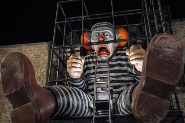 VÍDEO: Bolsonaro aparece como palhaço preso em desfile em homenagem a Lula na Sapucaí