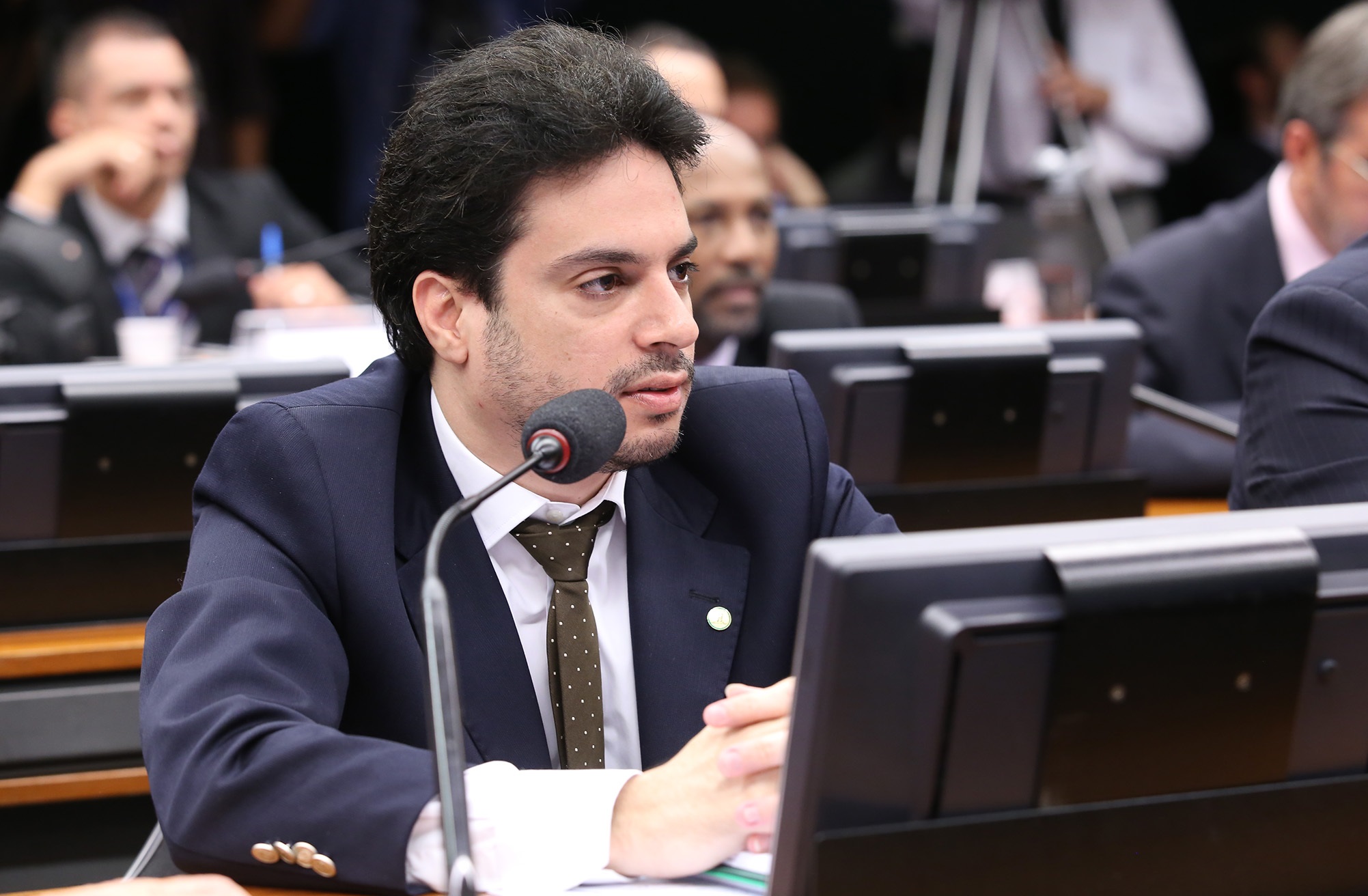 O deputado federal Vinicius Gurgel (PL-AP) sentado, sério