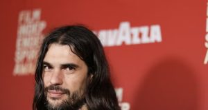 O diretor espanhol Oliver Laxe de cabelo solto, sério