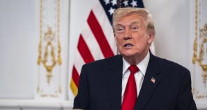 O presidente dos Estados Unidos, Donald Trump, falando, sério, sem olhar para a câmera