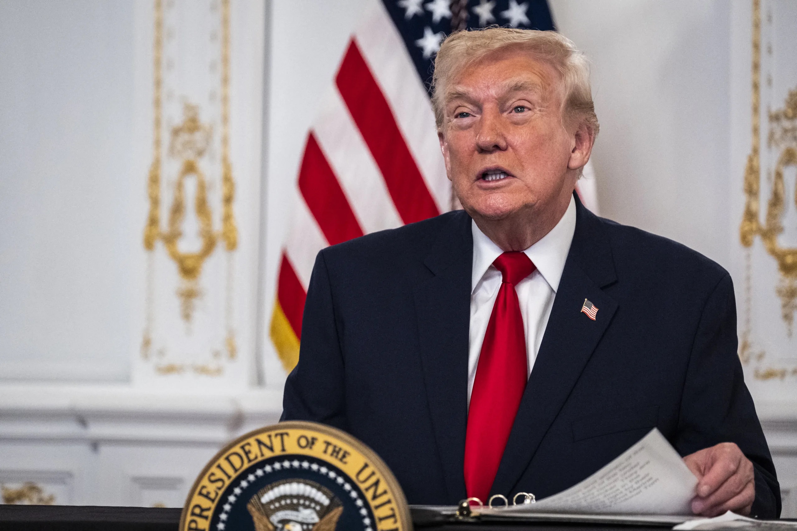 O presidente dos Estados Unidos, Donald Trump, falando, sério, sem olhar para a câmera