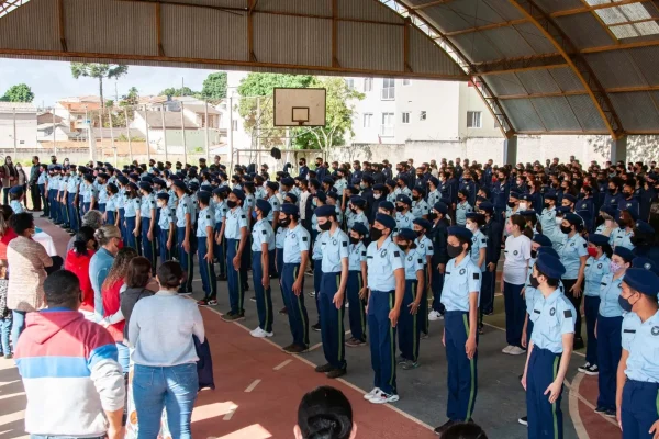 Vitrine da direita: Os obstáculos jurídicos enfrentados pelas escolas cívico-militares