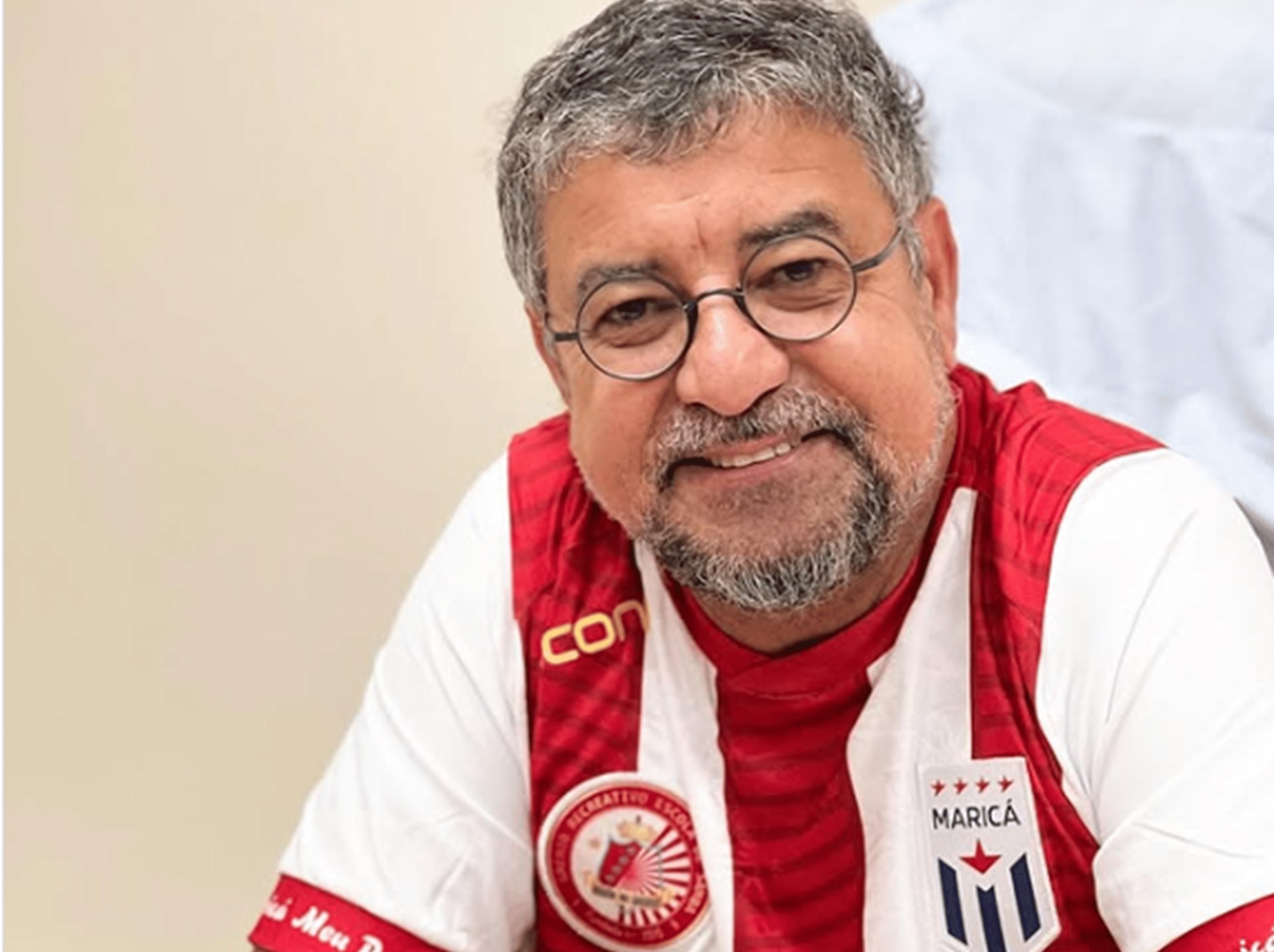 Washington Quaquá com a camisa da União de Maricá, de óculos, sorrindo
