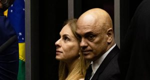 A advogada Viviane Barci de Moraes e o ministro Alexandre de Moraes, do STF (Supremo Tribunal Federal), de perfil, sérios