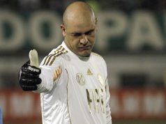 ex-goleiro do Palmeiras fazendo joinha, sério, em campo, de uniforme