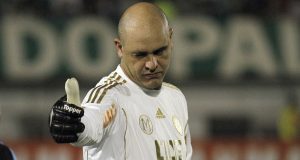 ex-goleiro do Palmeiras fazendo joinha, sério, em campo, de uniforme