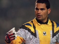 O ex-goleiro José Luis Chilavert de amarelo, sério