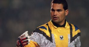 O ex-goleiro José Luis Chilavert de amarelo, sério