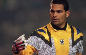 O ex-goleiro José Luis Chilavert de amarelo, sério