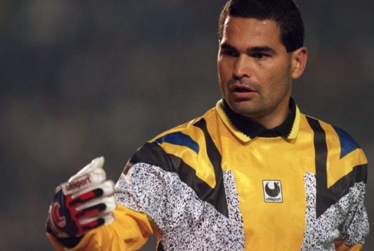 O ex-goleiro José Luis Chilavert de amarelo, sério
