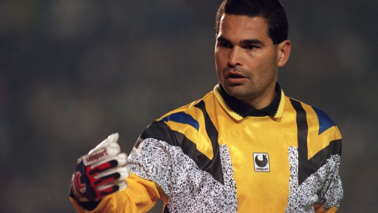 O ex-goleiro José Luis Chilavert de amarelo, sério