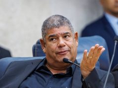 ex-vereador Milton Leite (União Brasil) sério, falando em microfone e gesticulando