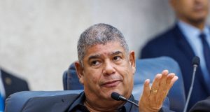 ex-vereador Milton Leite (União Brasil) sério, falando em microfone e gesticulando