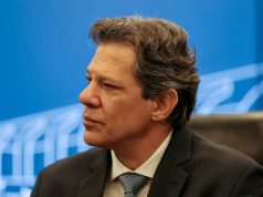 o ministro da Fazenda, Fernando Haddad, sério, de perfil