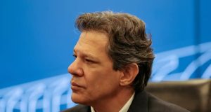 o ministro da Fazenda, Fernando Haddad, sério, de perfil