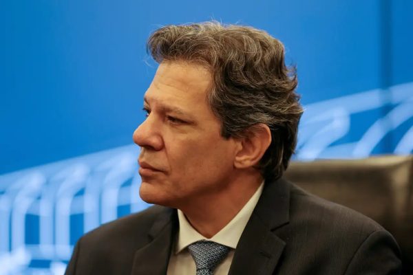 o ministro da Fazenda, Fernando Haddad, sério, de perfil
