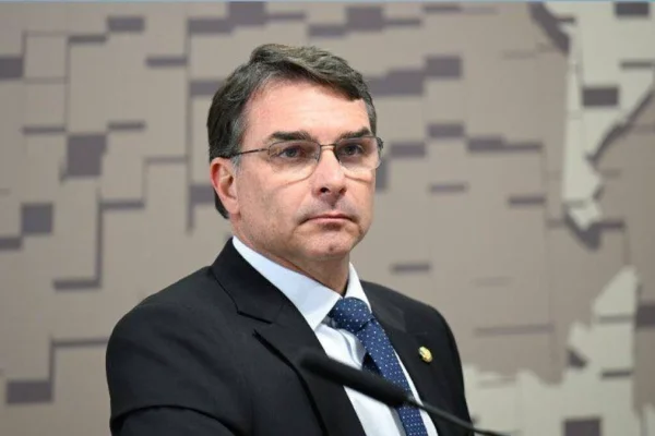 Contra Ratinho Jr. no Paraná, Flávio Bolsonaro avalia apoio a Moro