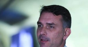 senador Flávio Bolsonaro (PL-RJ) sério, falando, sem olhar para a câmera