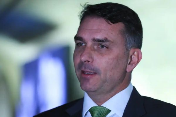55 aliados de Flávio Bolsonaro pagaram anúncios contra Lula após desfile, mostra PT