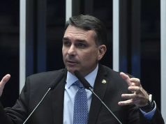 senador Flávio Bolsonaro (PL-RJ) sério, falando e gesticulando