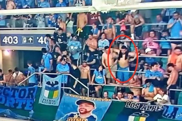 VÍDEO - Torcedor chileno é preso por imitar macaco em jogo contra o Bahia