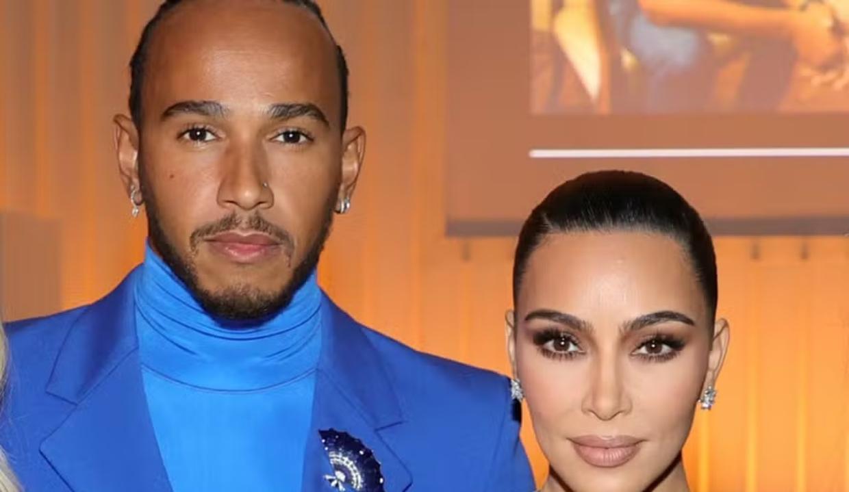 O piloto Lewis Hamilton e a socialite Kim Kardashian posando para foto lado a lado, sérios, olhando para a câmera