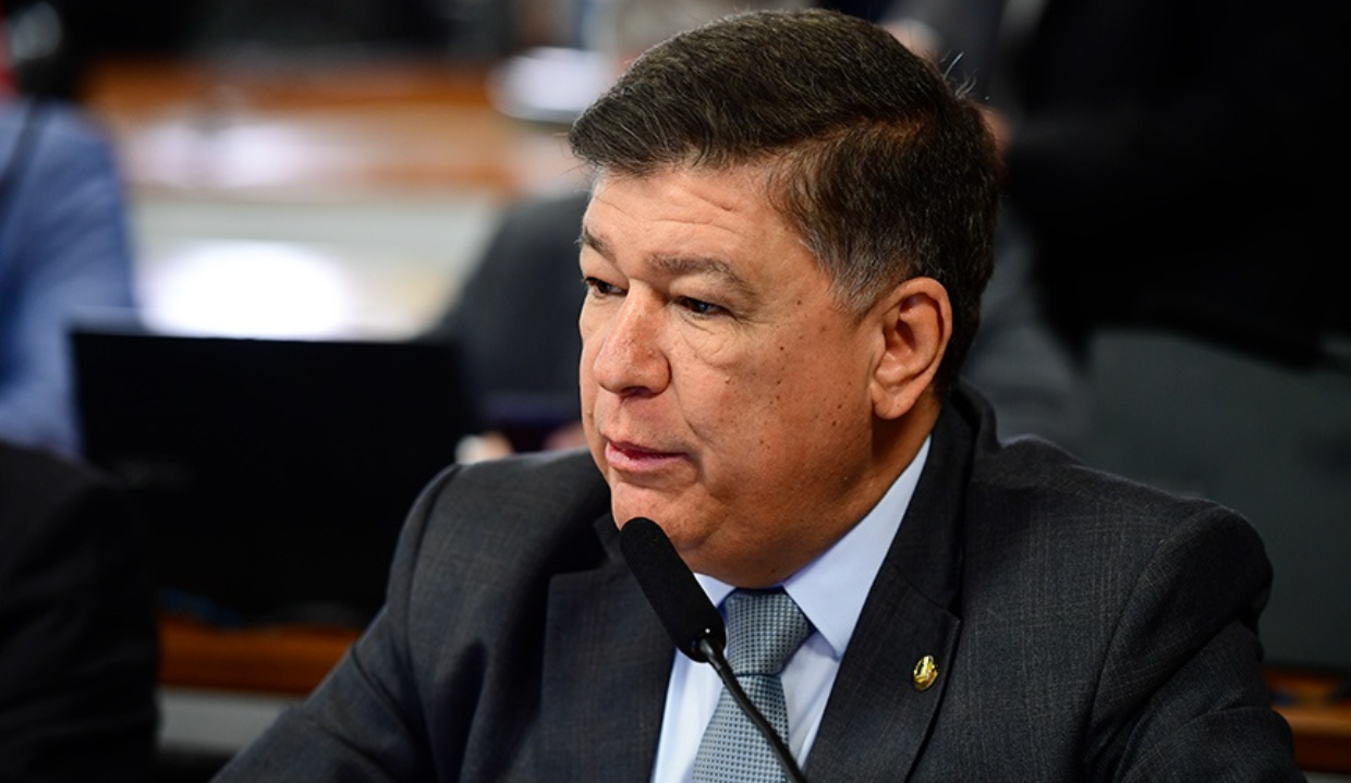 O presidente da CPMI do INSS, senador Carlos Viana (Podemos-MG), sério, falando em microfone, sem olhar para a câmera