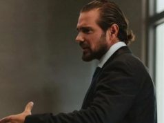 banqueiro Daniel Vorcaro de perfil, de roupa social, falando e gesticulando