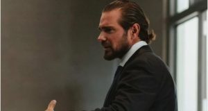 banqueiro Daniel Vorcaro de perfil, de roupa social, falando e gesticulando