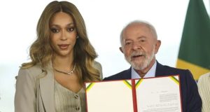 deputada federal Érika Hilton (PSOL) e Lula posando para foto lado a lado