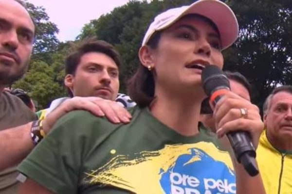Carlos Bolsonaro sugere que Michelle recebe dinheiro para atacar a família