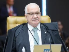 O presidente do Supremo Tribunal Federal (STF), Edson Fachin, de óculos de grau, sério, sem olhar para a câmera