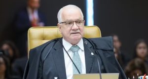 O presidente do Supremo Tribunal Federal (STF), Edson Fachin, de óculos de grau, sério, sem olhar para a câmera