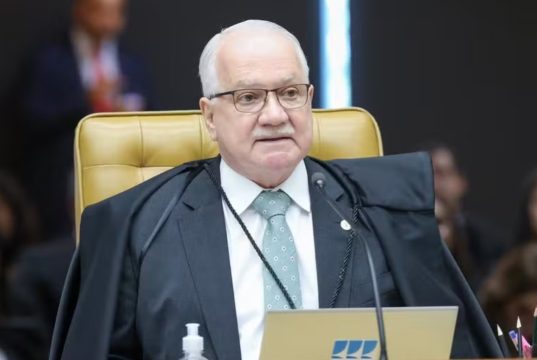 O presidente do Supremo Tribunal Federal (STF), Edson Fachin, de óculos de grau, sério, sem olhar para a câmera