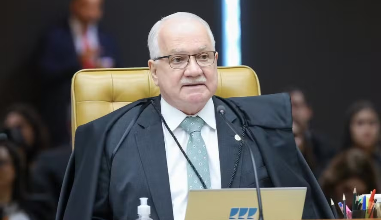 O presidente do Supremo Tribunal Federal (STF), Edson Fachin, de óculos de grau, sério, sem olhar para a câmera