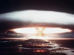 Detonação nuclear no atol de Mururoa, na Polinésia Francesa, na década de 70