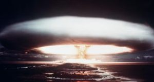 Detonação nuclear no atol de Mururoa, na Polinésia Francesa, na década de 70