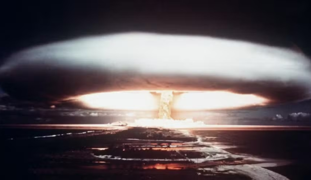 Detonação nuclear no atol de Mururoa, na Polinésia Francesa, na década de 70