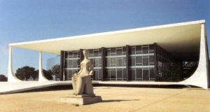 Supremo Tribunal Federal (STF) em dia ensolarado