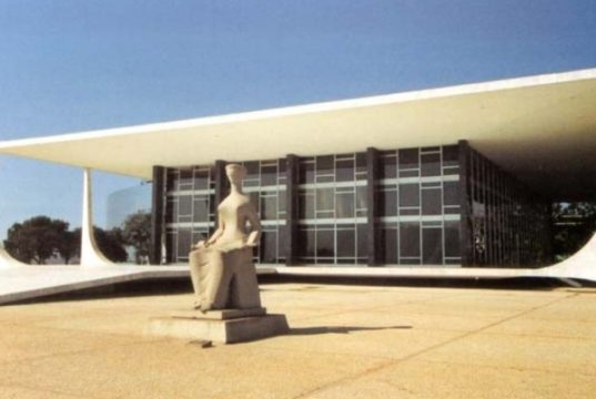 Supremo Tribunal Federal (STF) em dia ensolarado