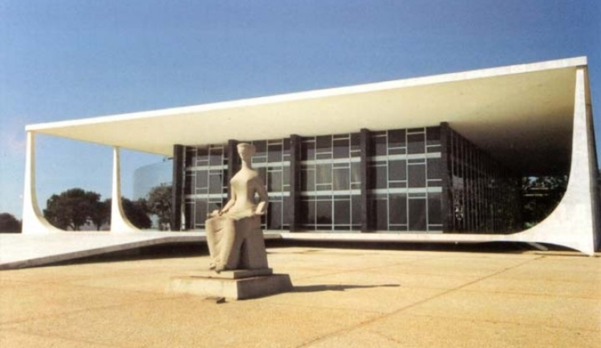 Supremo Tribunal Federal (STF) em dia ensolarado