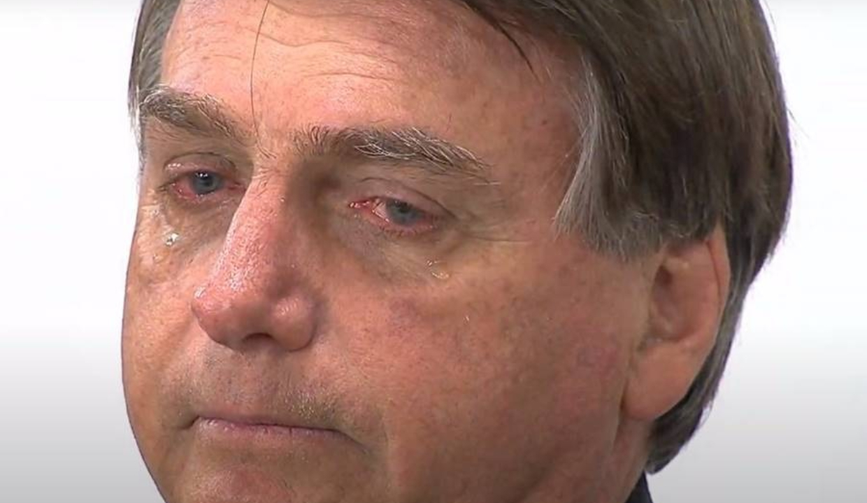 ex-presidente Jair Bolsonaro em close, com cara de choro