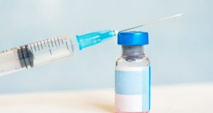 Seringa e pote com substância