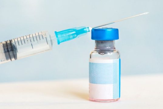 Seringa e pote com substância