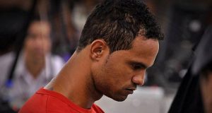 O ex-goleiro Bruno Fernandes das Dores de Souza de camiseta vermelha, sério, cabisbaixo