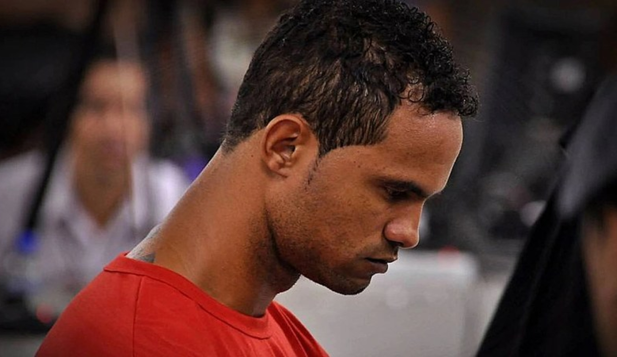 O ex-goleiro Bruno Fernandes das Dores de Souza de camiseta vermelha, sério, cabisbaixo