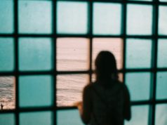 Mulher olhando pela janela