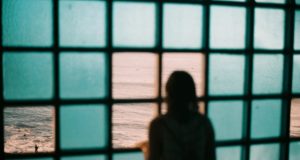 Mulher olhando pela janela